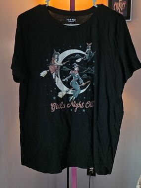 torrid Halloween Black Classic Fit Tee with Printed Neck Label Sz 0 (10-12)